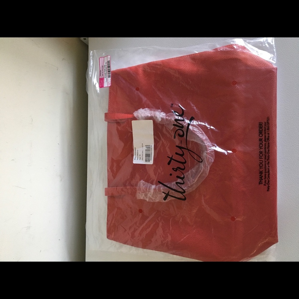 Nip Around Town Tote, very Cherry Pebble